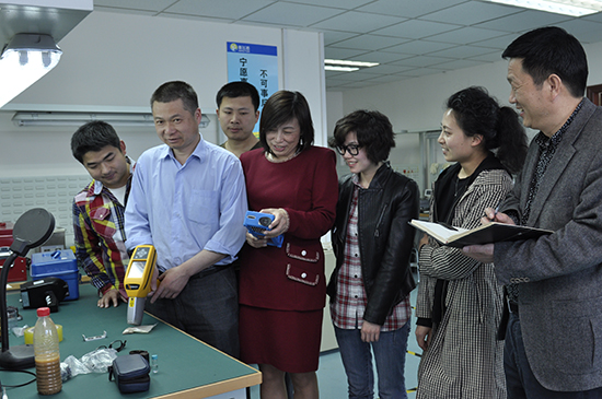 白燕（右四）与员工一起测试检测仪的检测效果